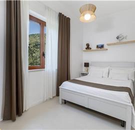 4 bedroom with pool and panoramic sea views near Serrento, sleeps 10